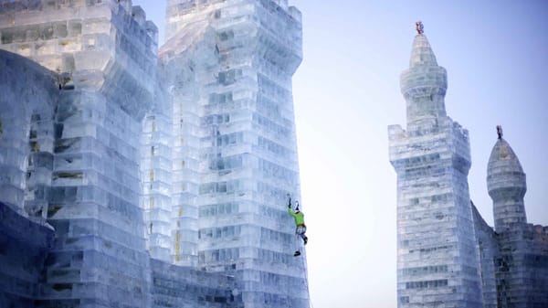 Kletterprofi Ines Papert in den Skulpturen der künstlichen Eisstadt in Harbin/China.