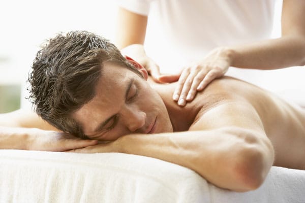 Eine Massage nach der Sauna zeigt eine fantastische Wirkung, weil die Muskeln durch die Wärme sehr gut durchblutet sind.