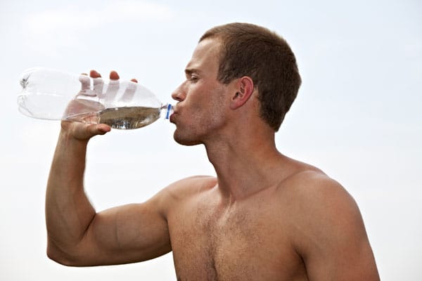 Ganz wichtig ist es ausreichend zu trinken, schließlich verliert Ihr Körper durch das Schwitzen viel Flüssigkeit.