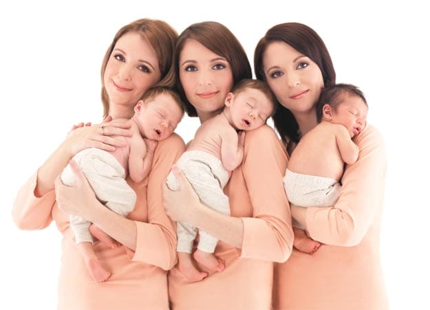 Die Drillingsschwestern mit ihren Babys von Anne Geddes porträtiert.