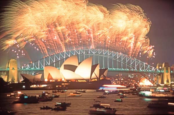 In Australien gehören Reisende weltweit mit zu den ersten, die das Jahr 2013 feiern. Das Silvesterdinner mit dem besten Blick auf das Feuerwerk an der Harbour Bridge in Sydney ist bereits reserviert. Die 16-tägige Australienreise vom 18. Dezember bis 2. Januar mit zwölf Übernachtungen mit Frühstück, Flug, Weihnachts- und Silvesterdinner, zwei Abend- und einem Mittagessen kostet ab 6595 Euro pro Person.