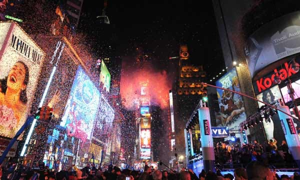 Tausende fröhliche New Yorker versammeln sich in der Neujahrsnacht zum Countdown am Times Square und begrüßen übermütig das neue Jahr. Die ganze Stadt ist auf den Beinen und feiert ausgelassen den Jahreswechsel. Vom 29. Dezember bis 3. Januar wird eine sechstägige Reise mit vier Übernachtungen, Helikopterflug, Stadtführung und Flug ab 6290 Euro pro Person angeboten.