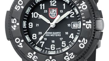 Das ist die Uhr, die Luminox für die Navy Seals entwickelte. Die A.3001 kostet keine 300 Euro, in ihr tickert ein Quarz-Werk, das Glas ist leider nur gehärtetes Mineralglas.