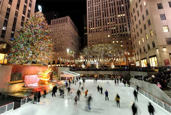 Der unangefochtene Klassiker unter den Christmas-Shopping-Zielen ist New York. Der Weihnachts-Countdown beginnt am 28. November, wenn die Lichter am Weihnachtsbaum vor dem Rockefeller Center am Times Square zum ersten Mal illuminiert werden. Vor dem riesigen Weihnachtsbaum gibt es eine Eislaufbahn für die New Yorker Bürger und Urlauber.