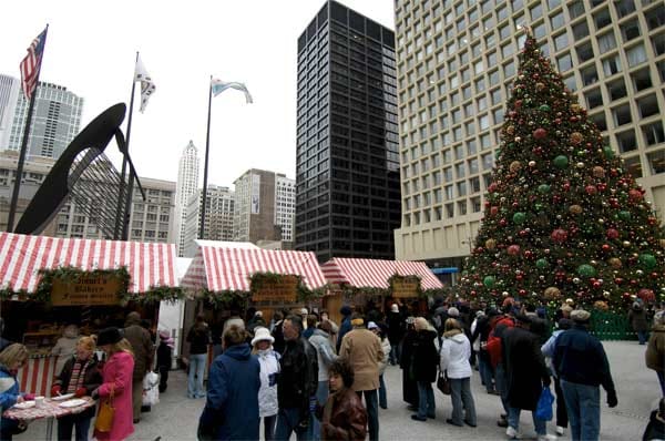 Für weihnachtliches Flair sorgen nicht nur die glitzernden Dekorationen der Geschäfte, sondern ab 21. November auch der nach Nürnberger Vorbild gestaltete "Christkindlmarket" auf der Daley Plaza.