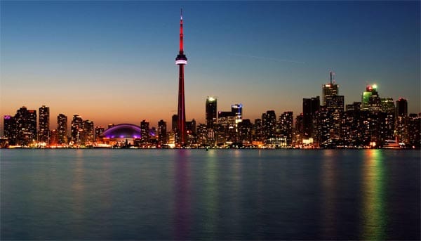 Der kanadische Winter ist sprichwörtlich - Minusgrade und Schnee erwarten Urlauber auch in Toronto. Die Hauptstadt der Provinz Ontario - mit 2,6 Millionen Einwohnern die größte Stadt Kanadas - ist dennoch ein lohnendes Shoppingziel. Wetterunabhängig sind nämlich viele Sehenswürdigkeiten und Einkaufszentren unterirdisch zugänglich: Fußgängertunnel mit insgesamt 28 Kilometer Länge verbinden das Queens Quay mit Dundas Street. Der kanadische Winter ist sprichwörtlich - Minusgrade und Schnee erwarten Urlauber auch in Toronto. Die Hauptstadt der Provinz Ontario - mit 2,6 Millionen Einwohnern die größte Stadt Kanadas - ist dennoch ein lohnendes Shoppingziel. Wetterunabhängig sind nämlich viele Sehenswürdigkeiten und Einkaufszentren unterirdisch zugänglich: Fußgängertunnel mit insgesamt 28 Kilometer Länge verbinden das Queens Quay mit Dundas Street.