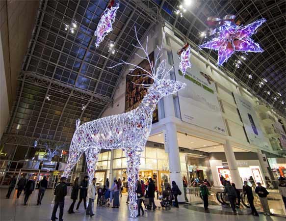 Auch ein Teil des Einkaufszentrums Eaton Centre mit über 230 Shops liegt unter der Erde. Weitere Adressen für Weihnachtsmänner und -frauen auf Geschenkesuche sind die Marktstände des St. Laurence Market, Chinatown mit seinem kunterbunten Angebot und das Outlet-Center Vaughan Mills nördlich von Toronto.