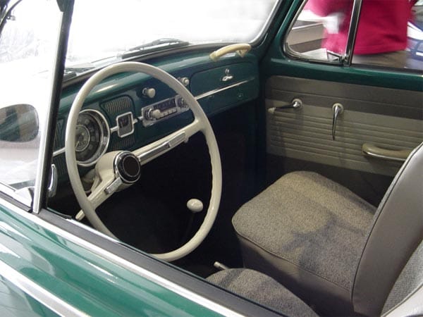 Lange Zeit musste ein Tacho vor allem eines sein: Einfach abzulesen, wie hier im VW Käfer.