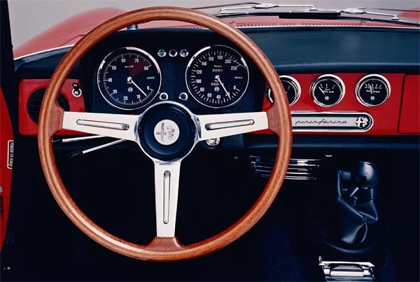 Als sportlich gelten "hängende Zeiger" wie hier beim Alfa Spider aus den 60er Jahren.