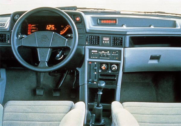 Opel experimentierte in den 80er Jahren im Kadett mit einem Digitaltacho.