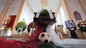 "Ich würde mir wünschen, dass auch im Himmel Fußball gespielt wird", sagt DFB-Präsident Wolfgang Niersbach vor über 300 Trauergästen.