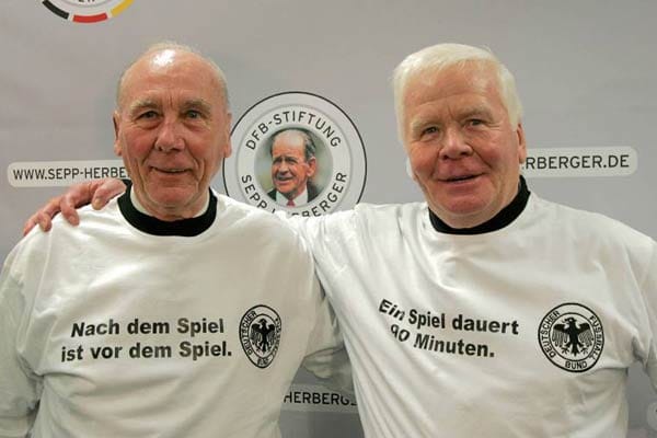 Helmut Haller (re.), hier mit Horst Eckel, gehörte zu den bekanntesten Nationalspielern in der Historie des DFB.