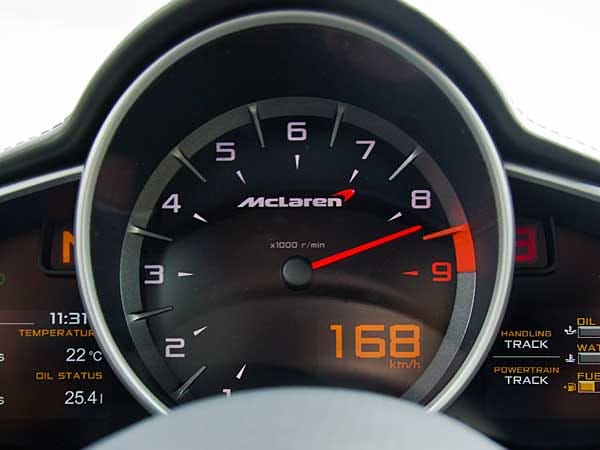 Auch im McLaren MP4-12C gibt es eine Kombination aus analoger Drehzahluhr mit Digitalanzeige der Geschwindigkeit.