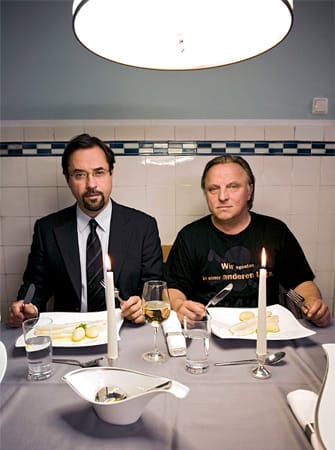 Das Münsteraner "Tatort"-Dreamteam Boerne und Thiel feiert Jubiläum. Am 20. Oktober 2002 erstmals im TV zu sehen, liefern sich die Darsteller Jan Josef Liefers (li.) und Axel Prahl in ihren Krimis seit zehn Jahren fiese Wortgefechte - und sind damit äußerst erfolgreich. Das Münsteraner "Tatort"-Dreamteam Boerne und Thiel feiert Jubiläum. Am 20. Oktober 2002 erstmals im TV zu sehen, liefern sich die Darsteller Jan Josef Liefers (li.) und Axel Prahl in ihren Krimis seit zehn Jahren fiese Wortgefechte - und sind damit äußerst erfolgreich.