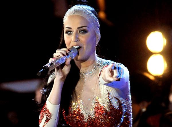 Bei den MTV Europe Awards 2010 performte Katy in einem hautengen Glitzerkostüm.
