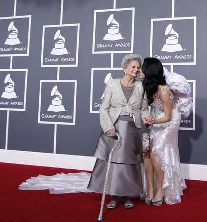 Wie süß: Bei den Grammy Awards 2011 busselte die Sängerin auf dem roten Teppich mit ihrer geliebten Oma.