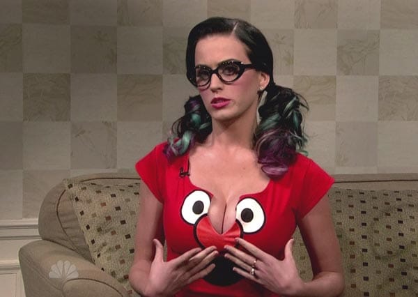 Daraufhin rächte sich Katy auf ihre Art: In der US-Comedyshow "Saturday Night Live" erschien sie in einem noch viel weiter ausgeschnittenen Shirt, auf dem das Antlitz der "Seamstraße"-Figur Elmo prangte.