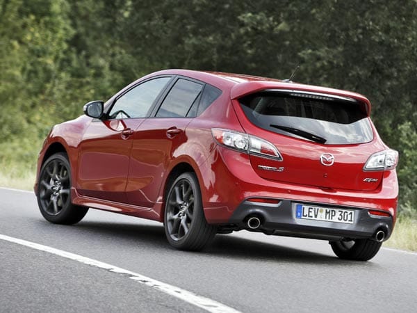 28.390 Euro kostet der Mazda3 MPS. Mit an Bord sind serienmäßig zum Beispiel die Sportsitze, eine Klimaautomatik, der nützliche Spurwechselassistent und Einparksensoren.