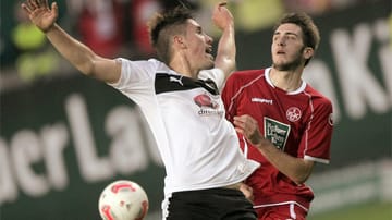 Kostas Fortounis vom 1. FC Kaiserslautern (re.) und Sandhausens Jan Fiesser haben den Blick für den Ball verloren.