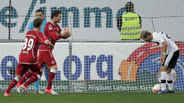 Lauterns Albert Bunjaku (3.v.li.) bejubelt mit Teamkollege Hendrick Zuck seinen Treffer zum 2:1, Sandhausens Simon Tüting bugsiert das Spielgerät aus dem Netz.
