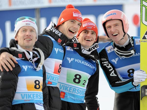 In der letzten Saison gewannen Mechler, Wank, Freitag und Freund (von links) die Silbermedaille bei den Skiflug-Weltmeisterschaften in Vikersund. Hoffen wir, dass unsere Adler auch in dieser Saison Grund zur Freude haben werden.