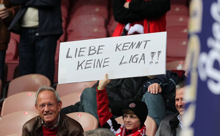 "Liebe kennt keine Liga" - Ein ergreifendes Bekenntnis eines Kaiserslautern-Fans, vermutlich inspiriert durch Lokalrivale 1. FC Saarbrücken, der diesen Spruch schon vor längerer Zeit zum Motto gemacht hat.
