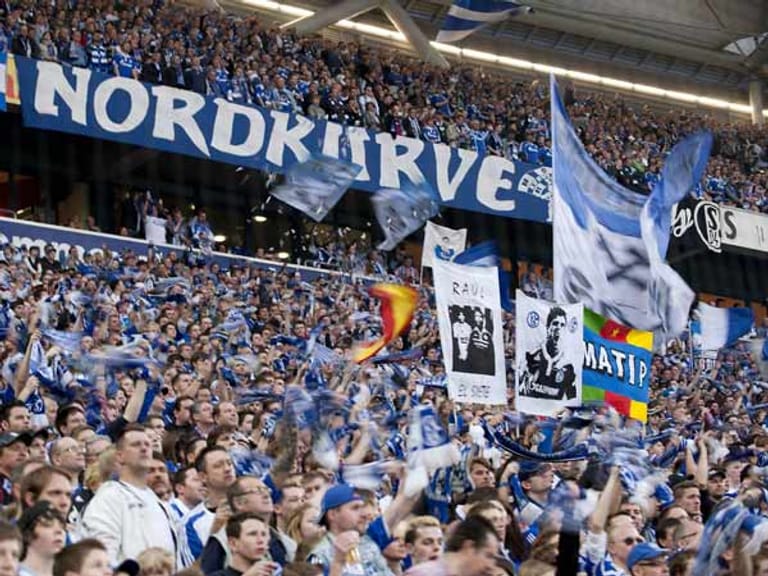 "Datt mit Raul erzähl ich meine Enkel!" - Transparent im Schalke Block.