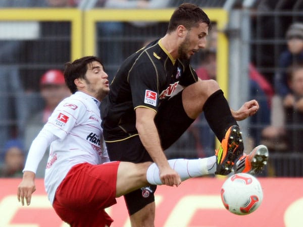 Regensburgs Oliver Hein (links) versucht gegen Kölns Dominic Maroh an den Ball zu kommen.