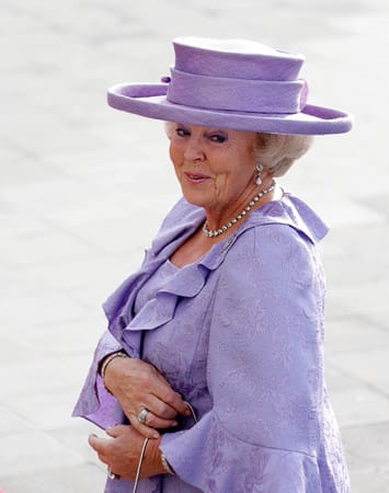 Die niederländische Königin Beatrix kam in einem fliederfarbenen Ensemble. Die Farbe stand ihr einfach hervorragend.