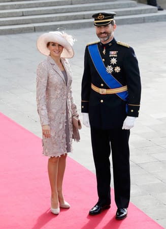 Letizia von Spanien erschien in einem wunderschönen Kleid mit einem geschmackvollen Hut. An ihrer Seite war der spanische Thronfolger Felipe.