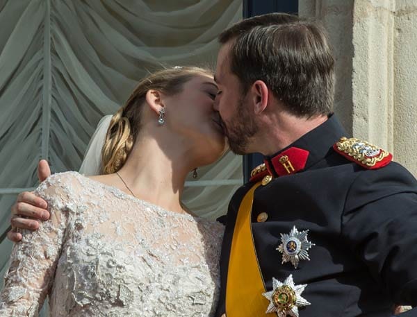 Der Höhepunkt: Das Paar küsst sich auf dem Palastbalkon.