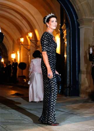 Am Abend nach der Standesamtlichen Trauung: Caroline von Monaco in einem langen Abendkleid.