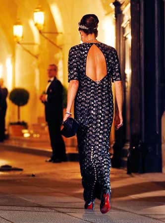 Das Kleid, das von vorne sehr schlicht wirkte, zeigt seine Wirkung erst, als Caroline von Monaco ihre Rückansicht zeigte.