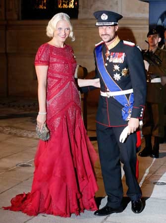 Auch der norwegische Hochadel war bei der Luxemburger Trauung im Rathaus vertreten: In einem sehr biederen Kleid begleitete Mette-Marit ihren Mann Haakon.