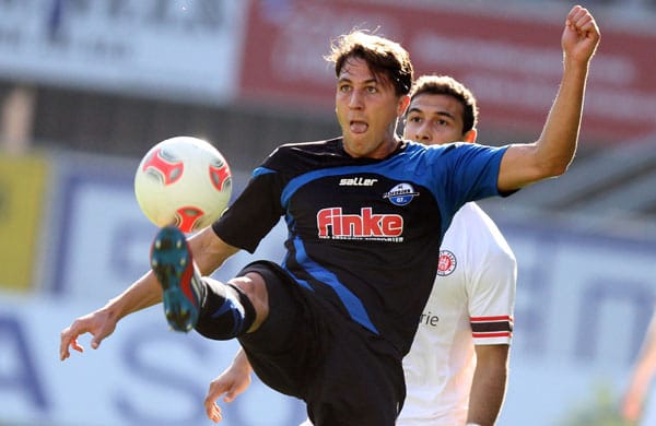 Paderborns Jens Wemmer schirmt den Ball vor Akaki Gogia ab.