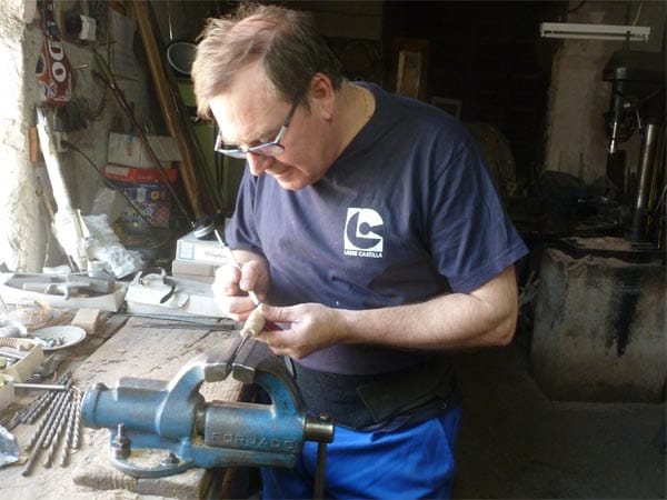 Mariano Zamorano blickte seinem Vater schon mit zwölf Jahren über die Schulter, von dem er die Schmiedekunst lernte. Seit 150 Jahren fertigt seine Familie Schwerter in Toledo. Mittlerweile lebt er hauptsächlich von Touristen.