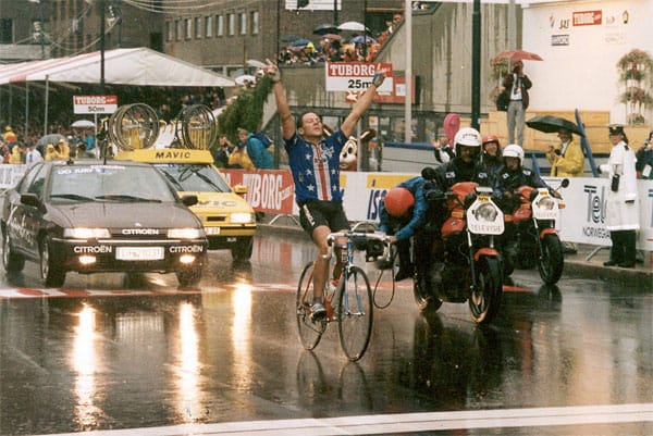 Lance Armstrong freut sich über den Sieg bei der Rad-Weltmeisterschaft 1993 in Oslo.