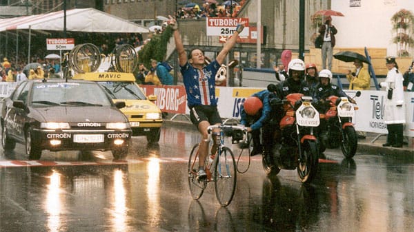 Lance Armstrong freut sich über den Sieg bei der Rad-Weltmeisterschaft 1993 in Oslo.