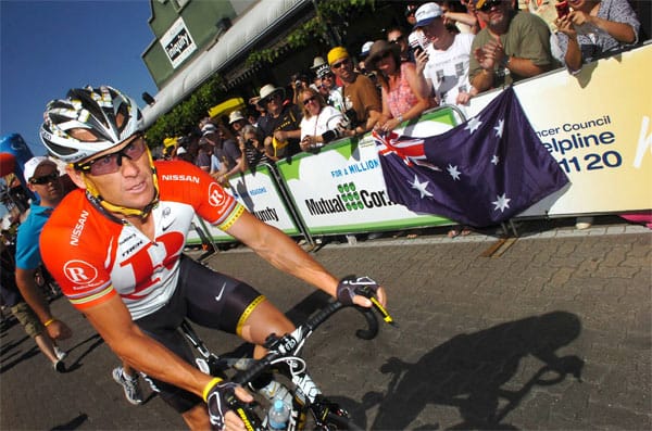 Nach 1274 Tagen steigt Lance Armstrong wieder in den Sattel. Bei der Tour Down Under in Australien feiert er sein zweites Comeback. Bei seinem ersten Profi-Rennen nach dreieinhalb Jahren ist der Rummel um den siebenfachen Tour-de-France-Sieger enorm. Doch er erreicht nie wieder die alte Klasse. Der Doping-Verdacht aus seiner Vergangenheit begleitet ihn zudem fortwährend.