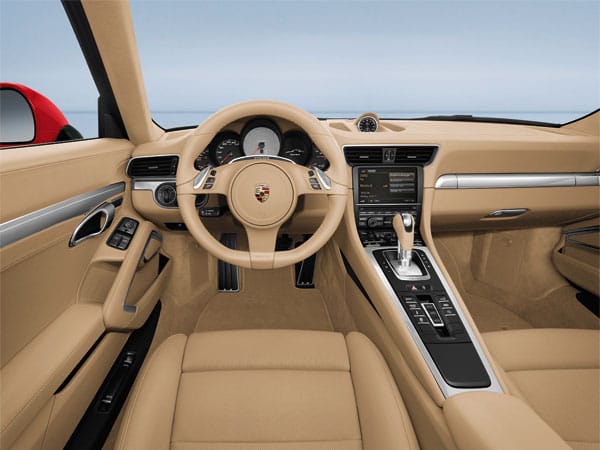 Der Innenraum des Carrera S beeindruckt mit hochwertiger Materialverarbeitung.
