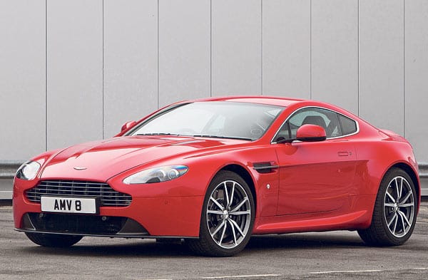 Etwas extravaganter ist da der Aston Martin V8 Vantage. Der 4,7-Liter-V8 im eleganten Briten hat Charakter (und 426 PS), sorgt für angemessene Fahrleistungen, verbraucht aber unzeitgemäß viel (13,8 Liter). Angenehm kompakte Abmessungen, 300 Liter Kofferraumvolumen. Selten. Preis: ab 108.500 Euro.