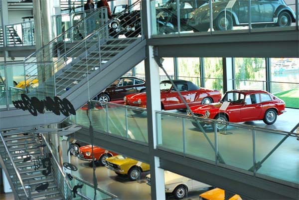 Das Museum "ZeitHaus" präsentiert auf über drei Stockwerken die Geschichte des Automobils. Über 50 verschiedene Marken werden dort ausgestellt.