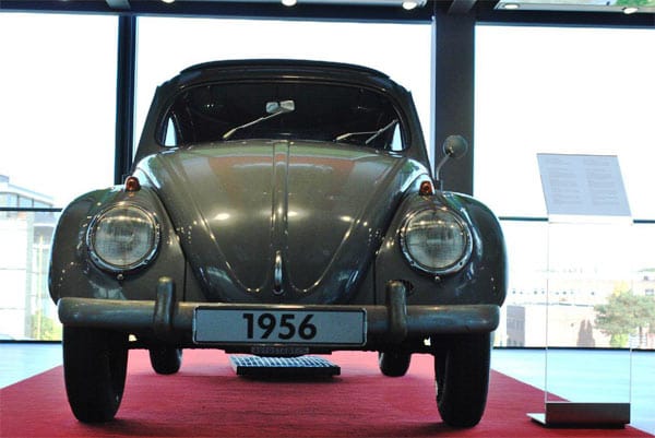 Der Volkswagen Käfer demokratisierte in Deutschland den privaten Gebrauch eines Automobils. Bis zur Stabsübernahme durch den VW Golf war der Käfer das meistverkaufte Auto der Welt.