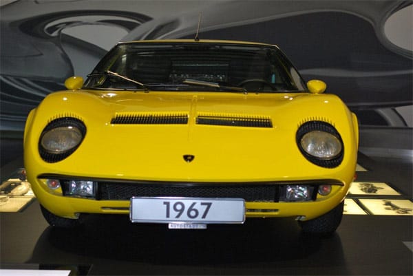 Ein Lamborghini Miura aus dem Jahr 1967. Ausgerüstet mit einem quer eingebauten V12-Mittelmotor zählte er zu den schnellsten Sportwagen seiner Zeit.