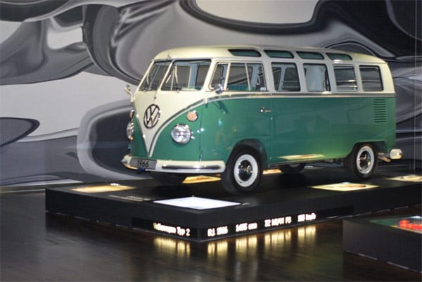 Ein Volkswagen T2, auch als Bulli bekannt, war ein Kleintransporter der Volkswagenwerk AG und wurde von 1967 bis 1979 gebaut.