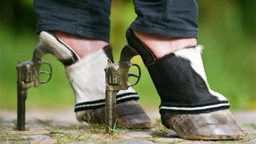 Schuhe: Die High Heels und Accessoires der Künstlerin Iris Schieferstein sind umstritten und eigenwillig.