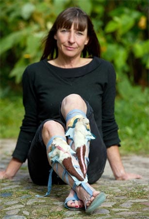 Schuhe: Die High Heels und Accessoires der Künstlerin Iris Schieferstein sind umstritten und eigenwillig.