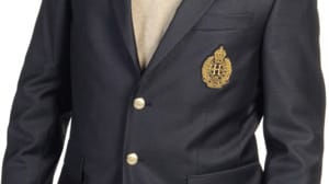 Ein echt zeitloses Must-Have: das Jackett im Ivy Look (von Tommy Hilfiger über Dress for less um 190 Euro). Typisch mit geradem, untailliertem Schnitt, kommt das Sakko mit aufgesetzten Taschen und gerne mit gesticktem Emblem auf der Brusttasche.