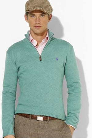 Wenn Hemd, dann trägt der smarte Collegeboy gerne einen eleganten Wollpullover (von Polo Ralph Lauren um 105 Euro) dazu.