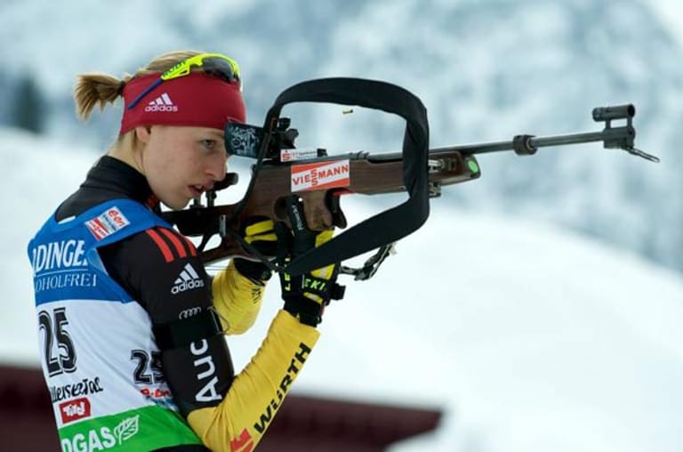 Carolin Hennecke galt 2005 neben Magdalena Neuner und Kathrin Hitzer als eine der größten deutschen Hoffnungen im Biathlon, konnte aber die bisher in sie gesetzten Erwartungen noch nicht erfüllen. Die 26-Jährige startete am 9. Dezember 2011 zum ersten Mal im Weltcup.